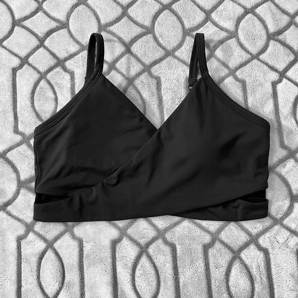 Fabletics Other - FABLETICS front crisscross sports bra size M
